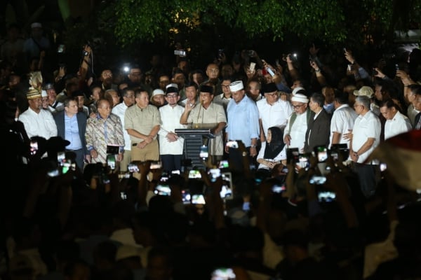 Ketika Prabowo Melakukan Sujud Syukur