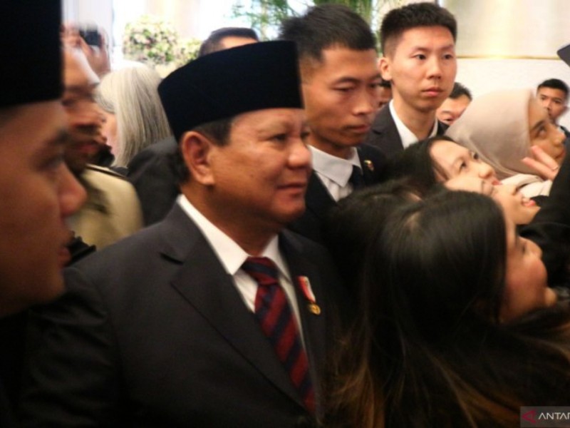 Presiden Prabowo Subianto melakukan swafoto dengan WNI di Beijing, China pada Jumat (8/11/2024)./Antara-Desca Lidya Natalia.