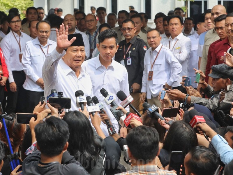 Presiden dan Wakil Presiden terpilih periode 2024–2029 Prabowo Subianto dan Gibran Rakabuming Raka memberikan sambutan kepada pendukungnya di Pilpres 2024/Dok.