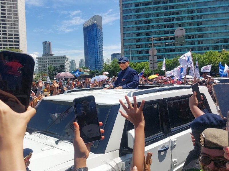 Presiden ke-8 RI Prabowo Subianto menyapa warga di kawasan Bundaran HI, Jakarta Pusat dalam perjalanannya menuju Istana pada Minggu (20/10/2024). - BISNIS/Mochammad Ryan Hidayatullah.