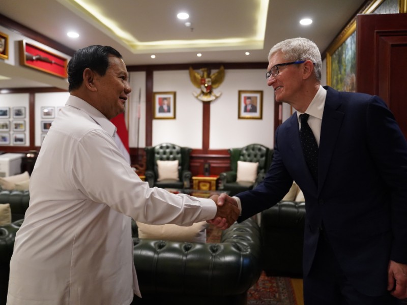 Menhan Prabowo Subianto menyambut CEO Apple Tim Cook di kantornya, Rabu (17/4/2024)/Dok.-Kemhan