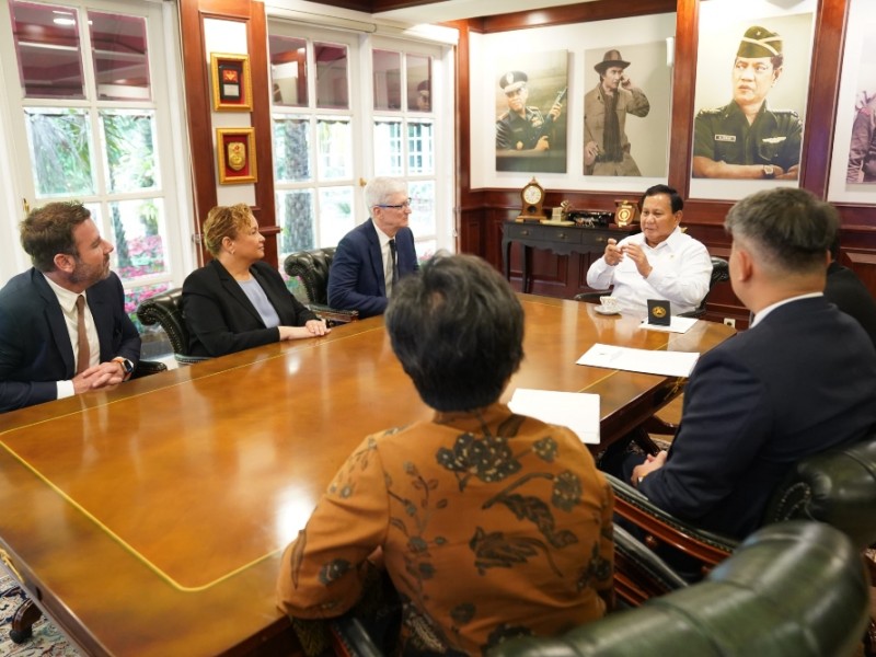 Menhan Prabowo Subianto berbincang bersama CEO Apple Tim Cook di kantornya, Rabu (17/4/2024)/Dok.-Kemhan