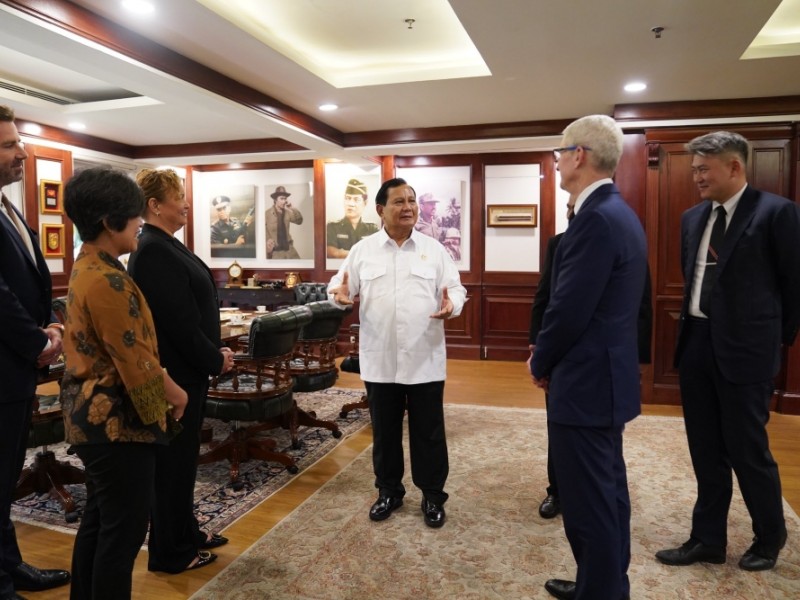 Menhan Prabowo Subianto berbincang bersama CEO Apple Tim Cook didampingi oleh sejumlah stafnya dalam kunjungan ke Indonesia pada Rabu (17/4/2024)/Dok.-Kemhan