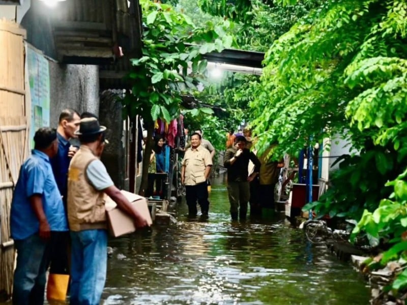 Presiden Prabowo Subianto meninjau langsung lokasi terdampak banjir di Desa Bunibakti, Kecamatan Babelan, Kabupaten Bekasi, Jawa Barat. - Dok. Setkab