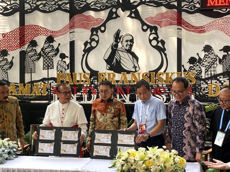 Seremoni penandatanganan sampul hari pertama perangko seri Kunjungan Apostolik Paus Fransiskus ke Indonesia itu dilakukan oleh Kominfo dan Pos Indonesia di Plaza Maria, Katedral Jakarta, Senin (2/9/2024)./Bisnis-Oktaviano DB Hana