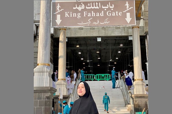 Foto Puan Maharani Berhijab Saat Ibadah Umrah