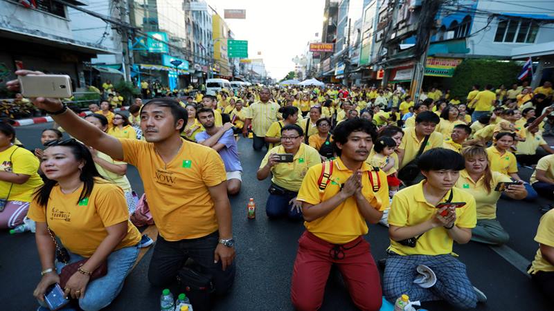 Pakai Jubah Berhias Berlian, Raja Maha Vajiralongkorn Diangkut Tandu Berlapis Emas