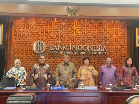 Gubernur Bank Indonesia Perry Warjiyo dan Deputi Gubernur BI di agenda Rapat Dewan Gubernur (RDG) edisi Juni 2024. JIBI/Maria Elena 