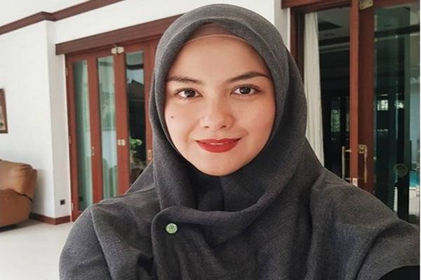 Cantik Mana, Varsha Strauss atau 3 Artis Mantan Pacar Panji Trihatmodjo?