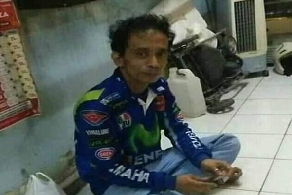 Heboh Tukang Servis HP Mirip Valentino Rossi