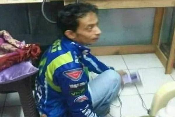 Heboh Tukang Servis HP Mirip Valentino Rossi