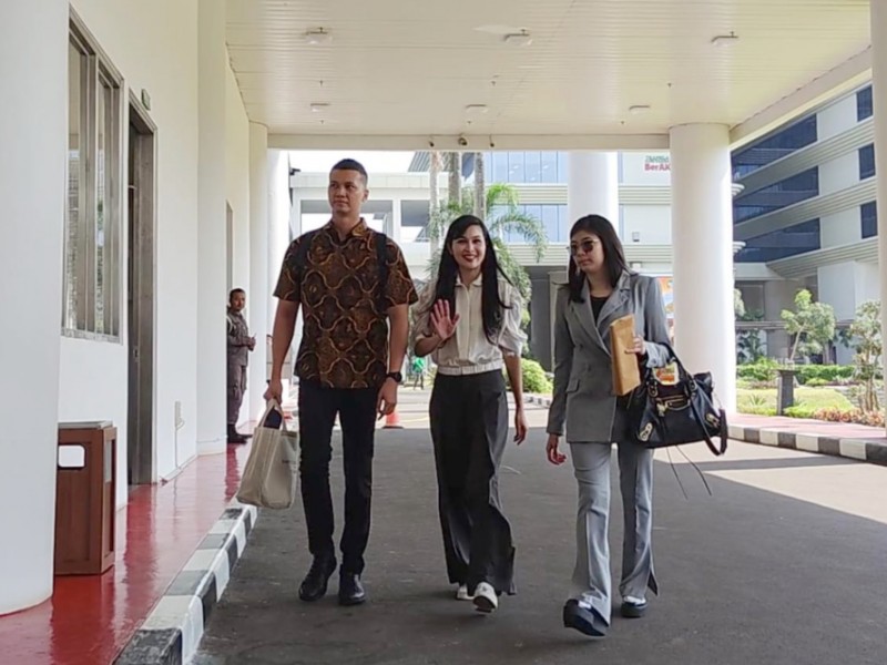 Sandra Dewi tiba di Kejaksaan Agung untuk diperiksa sebagai saksi di kasus dugaan korupsi tata niaga timah di IUP PT Timah Tbk. (TINS), Kamis (4/4/2024)./Bisnis-Anshary Madya Sukma