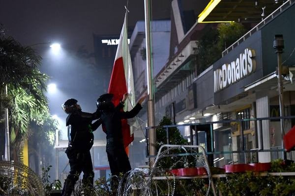 Kondisi Sarinah: Perusuh Angkat Pot Permanen, Konblok Tercabut, Tembok Dibobol