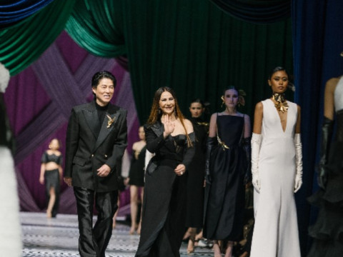 Desainer Sebastian Gunawan bersama dengan model yang menggunakan pakaian rancangannya