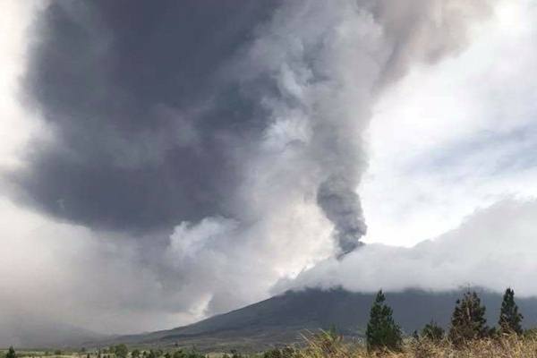 Foto-foto Gunung Soputan Kembali Erupsi