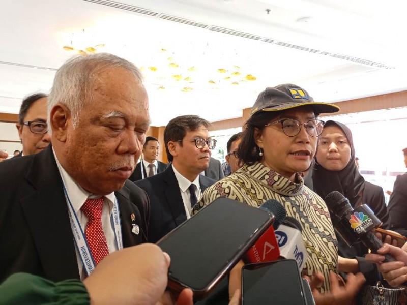 Momen Menteri Keuangan Sri Mulyani kenakan topi legendaris milik Menteri Pekerjaan Umum dan Perumahan Rakyat (PUPR), Basuki Hadimuljono saat hadiri world Water Forum 2024, Selasa (21/5/2024) - BISNIS/Alifian Asmaaysi