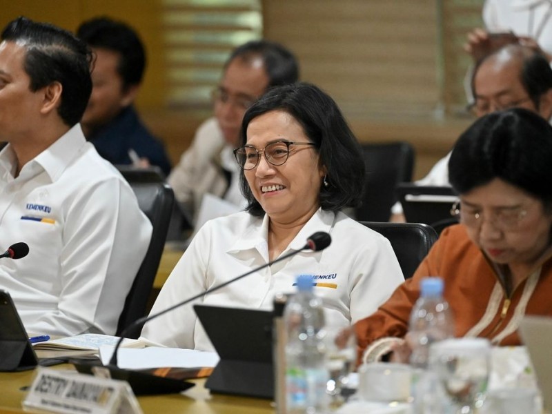 Menteri Keuangan Sri Mulyani Indrawati (tengah), Deputi Gubernur Senior Bank Indonesia Destry Damayanti (kanan), dan Wakil Menteri Keuangan II Thomas Djiwandono (kiri) dalam Rapat Kerja Komite IV DPD RI, Senin (2/9/2024). / dok Instagram @smindrawati