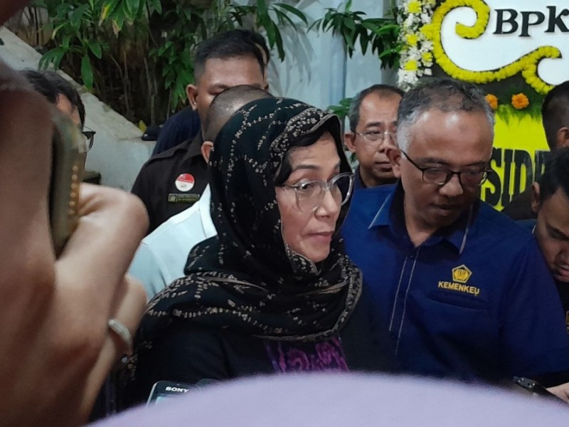 Menteri Keuangan Sri Mulyani melawat ke rumah duka mendiang Rizal Ramli. Bisnis/Reyhan Fernanda Fajarihza 