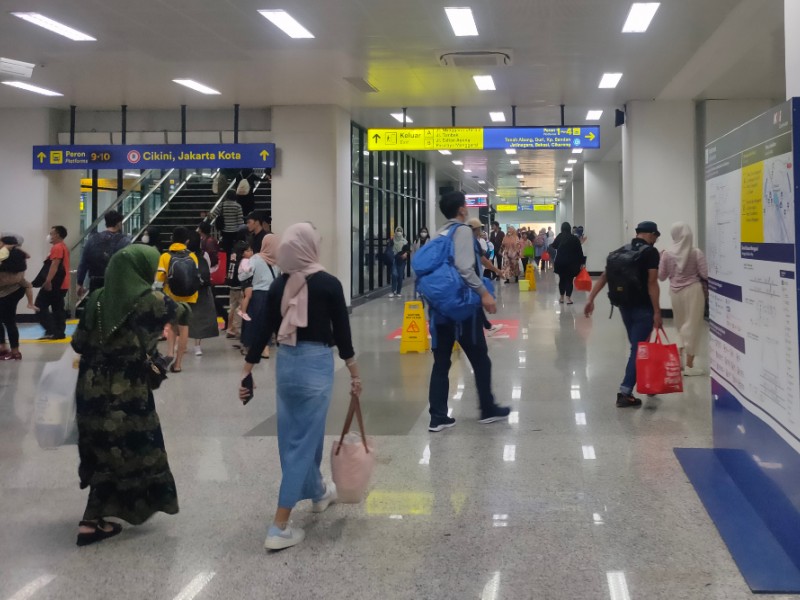 Suasana Stasiun Manggarai, Jakarta yang mulai dipadati pemudik pada H-2 lebaran, Senin (8/4/2024). - Bisnis/Dwi Rachmawati