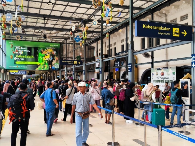 Pemudik memadati Stasiun Pasar Senen, Jakarta, Minggu (7/4/2024) - Bisnis/Dionisio Damara