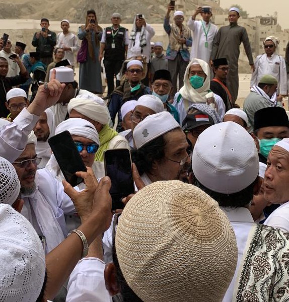 CEK FAKTA : Kontroversi Habib Rizieq Memimpin Doa di Pemakaman Mbah Moen