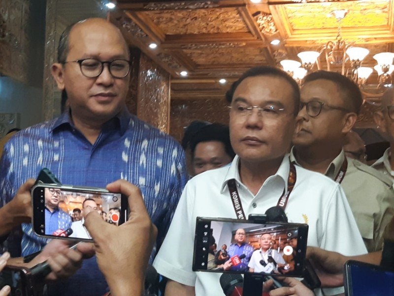 Ketua TKN Prabowo-Gibran Rosan Roeslani dan Ketua Koordinator Strategis TKN Prabowo-Gibran Sufmi Dasco Ahmad usai menghadiri rapat pleno penetapan hasil Pemilu 2024 secara nasional di Kantor KPI, Jakarta, Rabu (20/3/2024)/Bisnis-Dany Saputra.