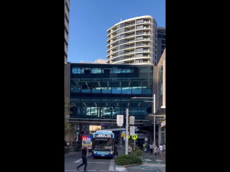 Tangkapan layar video yang menunjukkan sejumlah pengunjung pusat belanja di Sydney bagian timur, Australia, berlari akibat teror penikaman dan penembakan/Twitter-@visegrad24