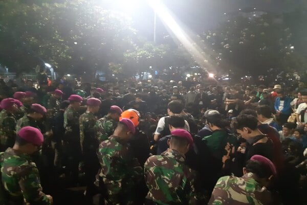 KUMPULAN FOTO, Demonstran Nyalakan Api Semangat Tatkala Malam