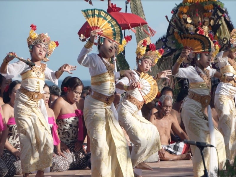 Tarian-tarian yang ditampilkan dalam Upacara Melukat pada Balinese Water Purification Ceremony mengawali rangkaian World Water Forum ke-10(18/6/2024). Bisnis/Adam Rumansyah