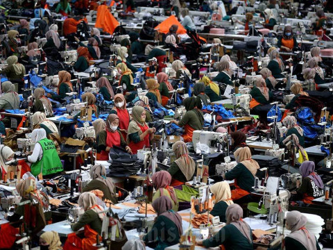 Pekerja di pabrik tekstil.