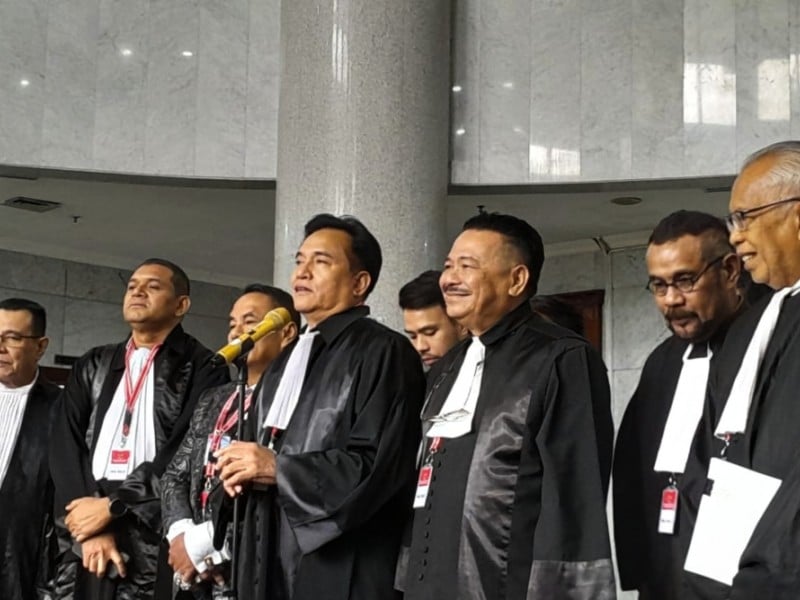 Tim Hukum Paslon nomor urut 02 Prabowo-Gibran yang diketuai Yusril Ihza Mahendra menyampaikan keterangan pers usai sidang perdana sengketa hasil Pilpres 2024 di Gedung I MK, Jakarta Pusat, Rabu (27/3/2024)./Bisnis-Reyhan Fernanda Fajarihza