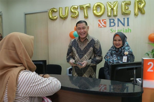 Peringati Hari Pelanggan, Direksi BNI Syariah Berikan Surprise ke Nasabah