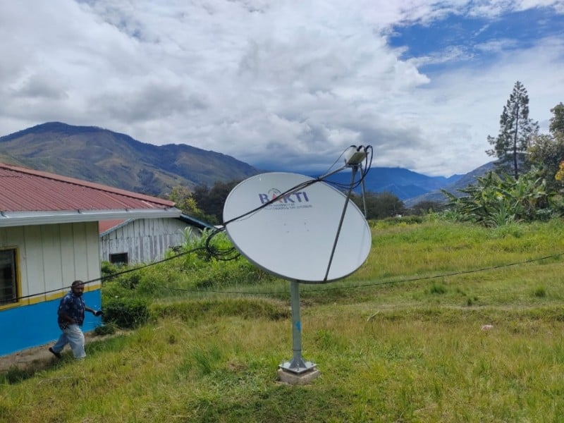 VSAT milik Bakti di SMA/SMP Advent Satap Kampung  Sogokmo, Kecamatan Asolokobal, Jayawijaya (4/12/2023). SMP Advent merupakan salah satu instansi pendidikan yang mendapat manfaat langsung dari program akses internet Bakti./ Bisnis.com-Leo Dwi Jatmiko