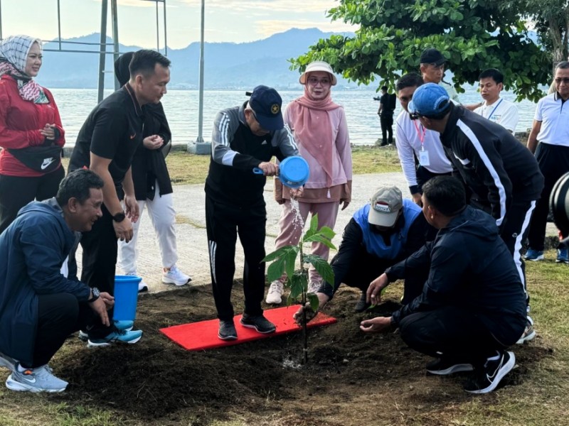 Wakil Presiden RI Ma'ruf Amin beserta istri, Wury Ma'ruf Amin menyiram pohon sukun di sela-sela kunjungan kerja ke Mamuju, Sulawesi Barat./Bisnis-Sholahuddin Al Ayubbi