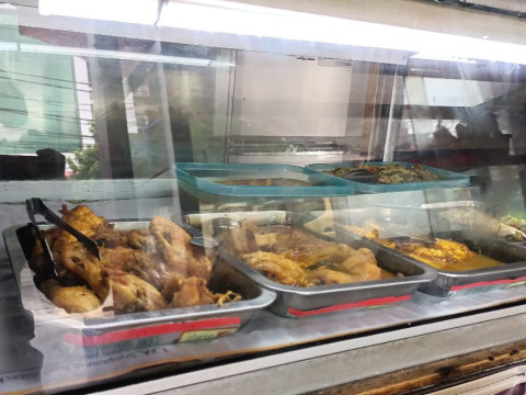 Menu makan di Warung Sederhana, Cempaka Putih, Jakarta Pusat, Selasa (3/12/2024). / Bisnis-Ni Luh Anggela