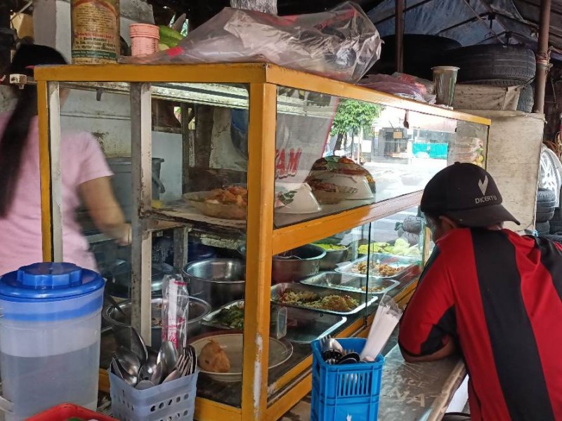 Pemilik warung makan Gilar-Gilar meminta pemerintah tidak menaikkan HET Minyakita - BISNIS/Ni Luh Anggela