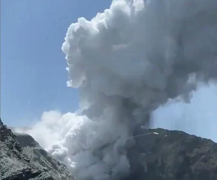 Turis Sedang Jalan-jalan di Sisi Kawah, Gunung Ini Tiba-tiba Meletus