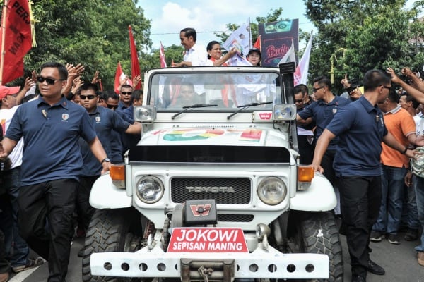 Capres nomor urut 01 naik jip bersama istri Iriana Joko Widodo saat kampanye terbuka di Banyumas Jawa Tengah Kamis (4/4/2019)/Istimewa