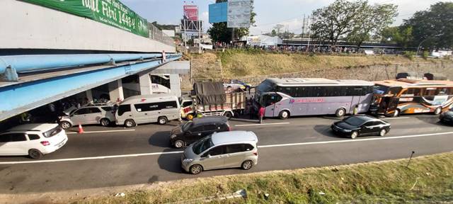 kecelakaan beruntun di tol Jatingaleh-Krapyak