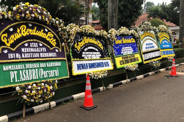 Puri Cikeas Bogor Dipadati Karangan Bunga Belasungkawa untuk Ani Yudhoyono