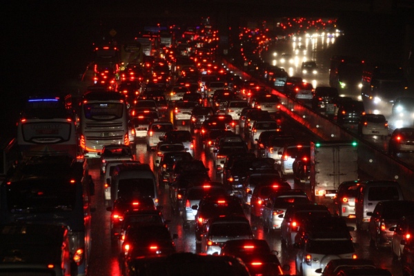 Kumpulan Foto Kemacetan di Jalan Tol Jakarta-Cikampek