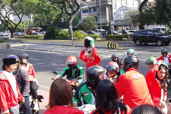 Pengurus PSI Naik Ojek Online Datangi Istana Presiden