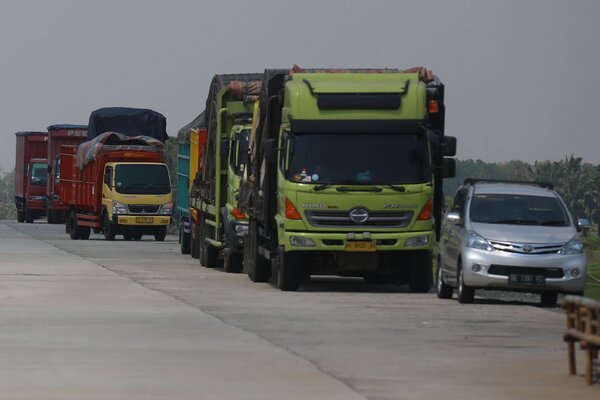 Tak Sabar Menanti, Mobil Terobos Tol yang Belum Diresmikan