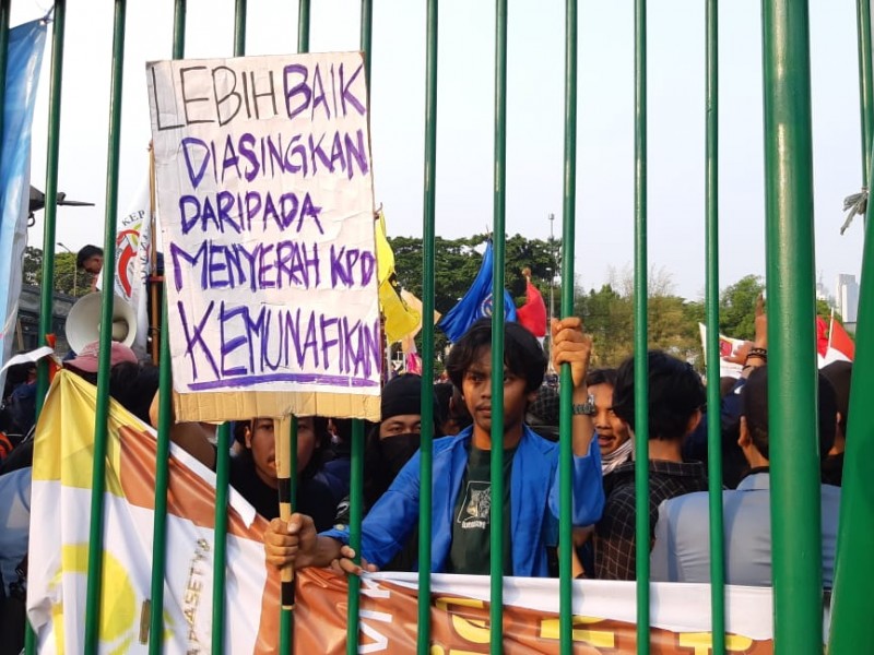 Potret Ribuan Mahasiswa Berjejal di Depan Gedung DPR