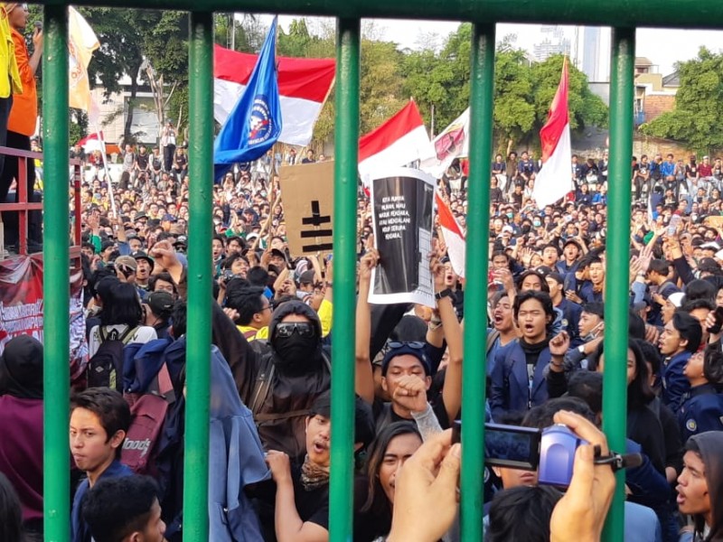 Potret Ribuan Mahasiswa Berjejal di Depan Gedung DPR