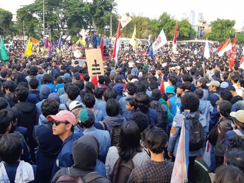 Potret Ribuan Mahasiswa Berjejal di Depan Gedung DPR