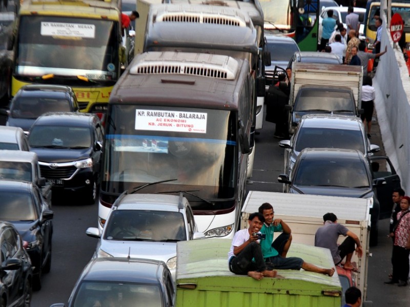 Ratusan Kendaraan Terjebak Aksi Unjuk Rasa DPR Senayan