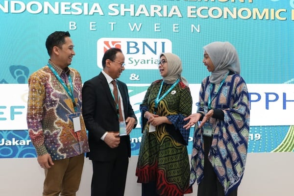 Sekretaris Perusahaan BNI Syariah, Rima Dwi Permatasari (kiri) menerima token of appreciation  dari Secretary General IFSB, Bello Lawal Danbatta (kanan) dalam acara pembukaan 14th IFSB (Islamic Financial Services Board) Summit 2019, di Cendrawasih Room, JCC Senayan, Jakarta, Rabu (13/11).