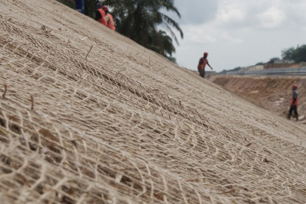 Antisipasi Tebing Longsor, Hutama Karya Datangkan Jerami dari Sumbar