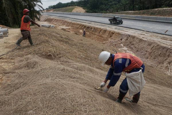 Antisipasi Tebing Longsor, Hutama Karya Datangkan Jerami dari Sumbar